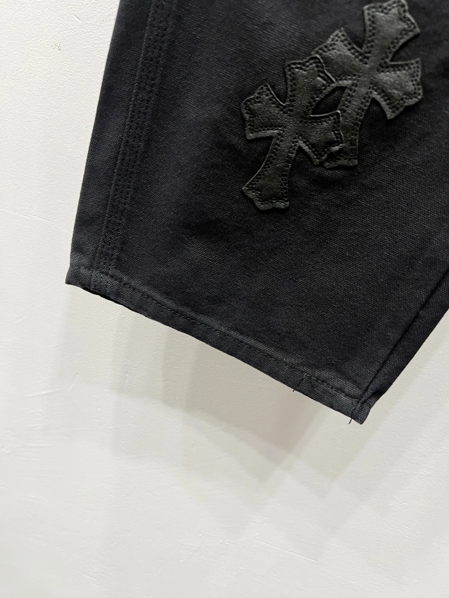 P260 Style No.: (c044) Chrome hearts Cross patch leather jeans workwear logging pants Chrome hearts logging pants are here! ! ! CH Croix Heart Double Knee Cross Patch Leather Bo1 Style Logging Pants Straight-leg Work Pants B136 Croix Heart Cross Sanskrit Overalls Price 4W Level, Patched Cross Pattern Decoration, High Waist Washed Jeans! ! Absolutely high-end luxury products, 1.9W level god-level single products, super popular products, made by top heavy industry, not to be missed. About Zangyin, this is an extremely luxurious fashion brand, which can also be called the nobles of the high street. It has always been an exclusive brand of some hipsters or rich second generation. Compared with ordinary high streets, it is more luxurious and noble. Compared with luxury brands, it has a more fashionable personality and has always been a brand that I have a special liking for. Imported yarn is custom-woven into a high-density twill canvas, which ensures a crisp silhouette while also making the fabric feel very delicate. It follows the B01 classic silhouette, with a crisp and stylish upper body. The ready-made garments are stone-ground and fermented, so they can be matched with any style. Buttons and brushed zinc are washed with genuine YKK retro metal products. Double-layered canvas on the front. Perfect details. All hardware is perfect. Size: s-XXL Color: Black